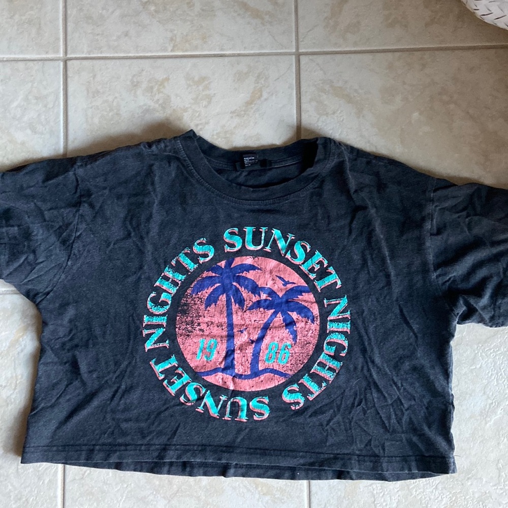 Cute sunset cropped t-shirt. Forever 21! Size: Large
